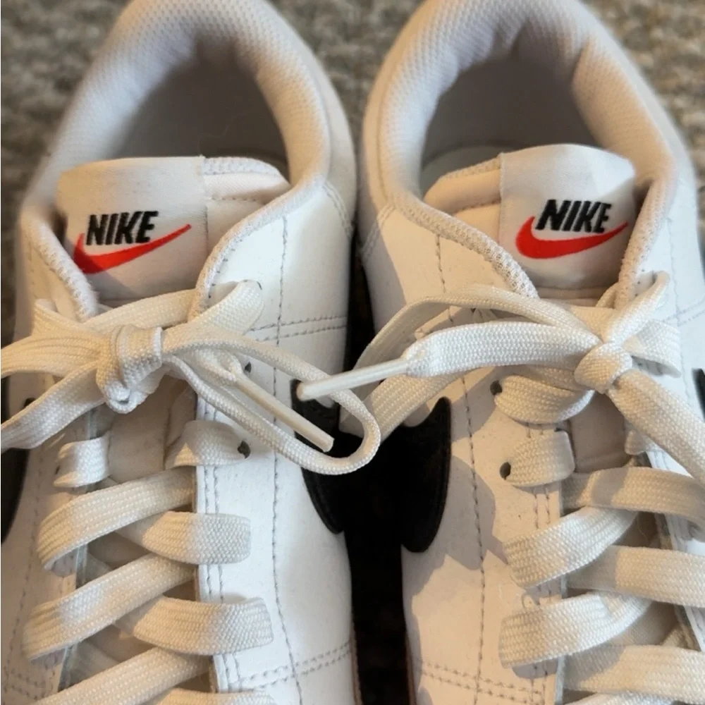Women’s Nike sneakers - Picture 2 of 4